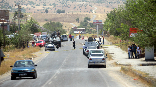 Dicle'de polis aracına saldırı