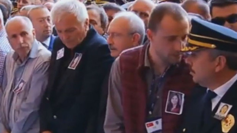 Polis Nefize Özsoy'un cenazesinde gerginlik
