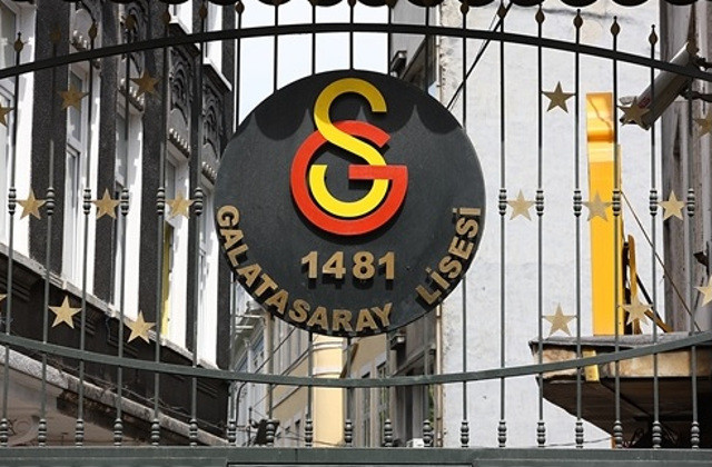 Galatasaray Lisesi öğrencileri okul müdürünü protesto etti