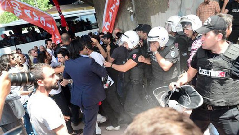 Saldırıya uğrayan CHP'lilere biber gazı