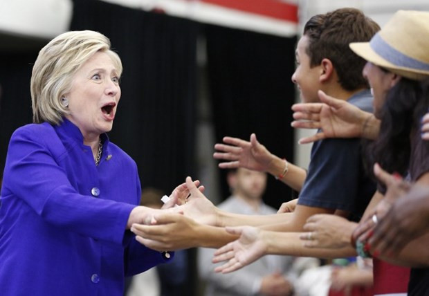 Hillary Clinton adaylık için gereken delege sayısını kazandı