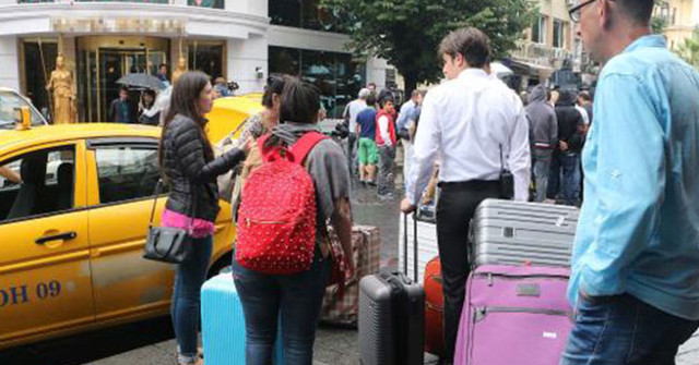İstanbul'da turistler otellerden ayrılıyor