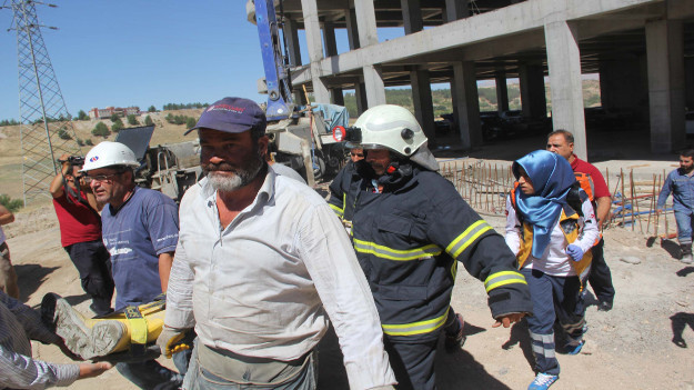 AVM inşaatı çöktü, 5 işçi yaralandı