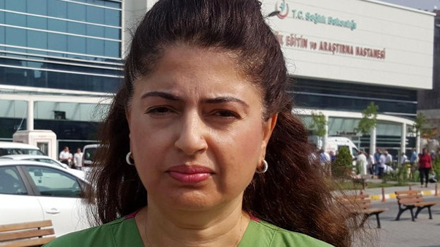 Tutuklanan albayın eşi darbe protestosunda