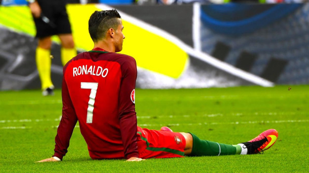 Sakatlanan Ronaldo gözyaşalarını tutamadı