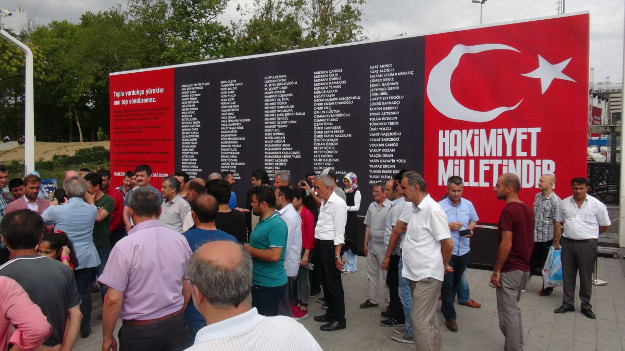 Ölenlerin isimleri Taksim Meydanı'nda