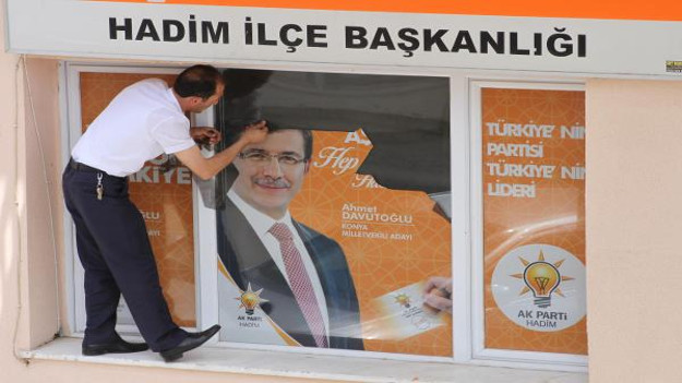 Davutoğlu gelmeden Ak Parti binasından fotoğrafı söküldü