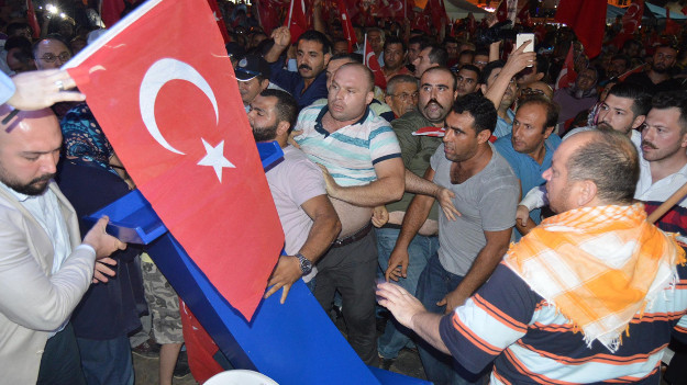 Demokrasi nöbetinde Ak Parti-CHP kavgası!