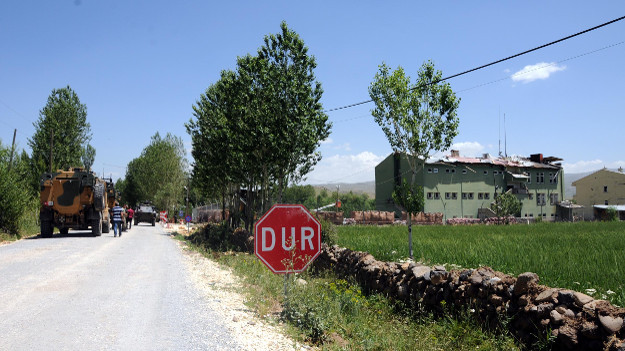 Van'da karakola bombalı saldırı