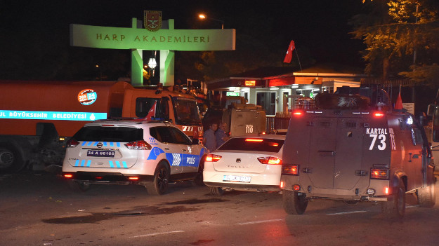 İstanbul'da darbe operasyonu: Polis lojmanlarda