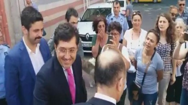 Beşiktaşlılar belediyenin kapısına dayandı, Murat Hazinedar kaçtı