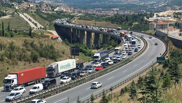 TEM'de yoğunluk, İstanbul'da kilometrelerce kuyruk