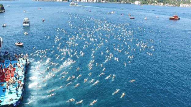Yüzücüler İstanbul Boğazı'nı renklendirdi