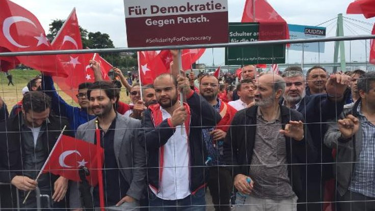 Almanya'da Erdoğan'lı darbe mitingi