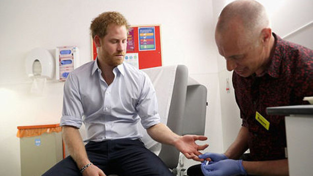 İngiltere Prensi canlı yayında HIV testi yaptırdı