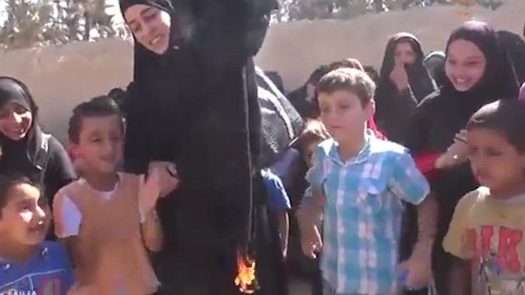 IŞİD'den kurtulunca kara çarşafları yaktılar
