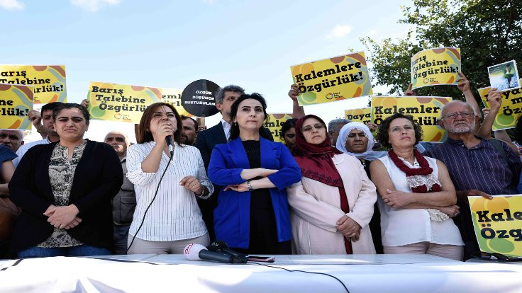 Vekiller Aslı Erdoğan için Özgürlük Nöbeti'nde
