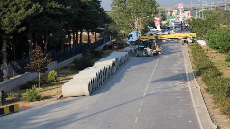 Bolu'da tugayın önündeki beton bloklar kaldırıldı