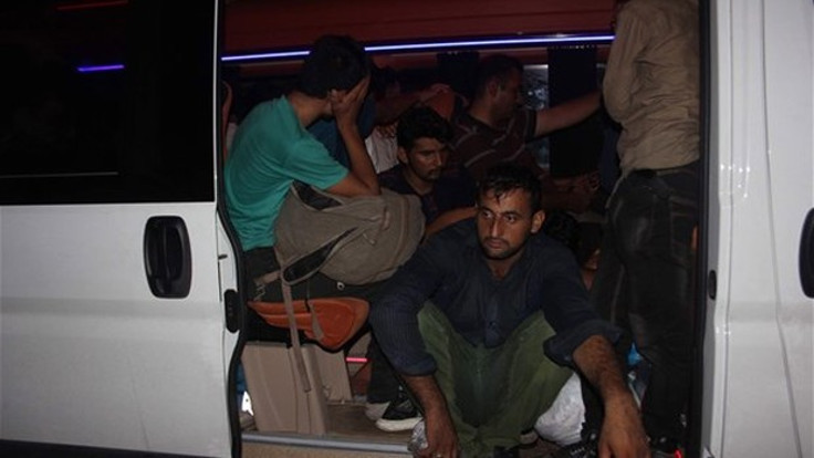 Bayrak çekilmiş araçta mülteci taşıyanlar yakalandı