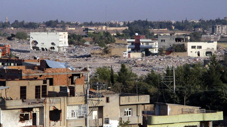 Nusaybin’de hasarlı binalar yıkılıyor