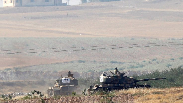 Tanklar Suriye'ye girdi