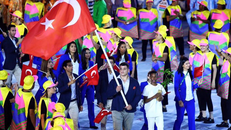 Rio’da Türk bayrağını, ırkçılıktan cezalı güreşçi taşıdı