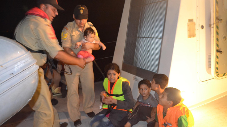 Darbeci ararken göçmen çocukları kurtardılar