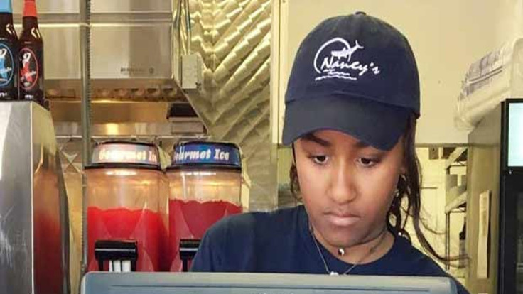 Obama'nın kızı Sasha lokantada çalışıyor