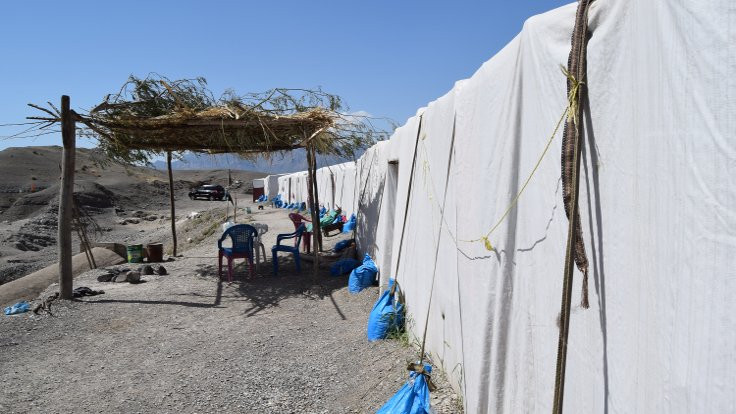 Cudi eteklerinde 4 aile bir çadırda yaşıyor