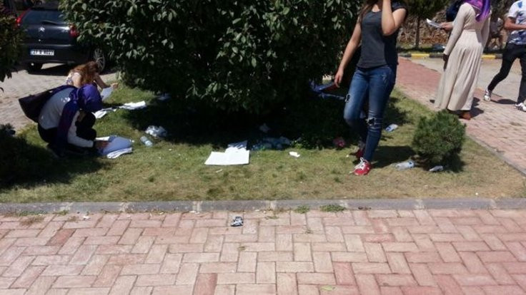 Öğrencilerin resmi belgeleri bahçeye atıldı