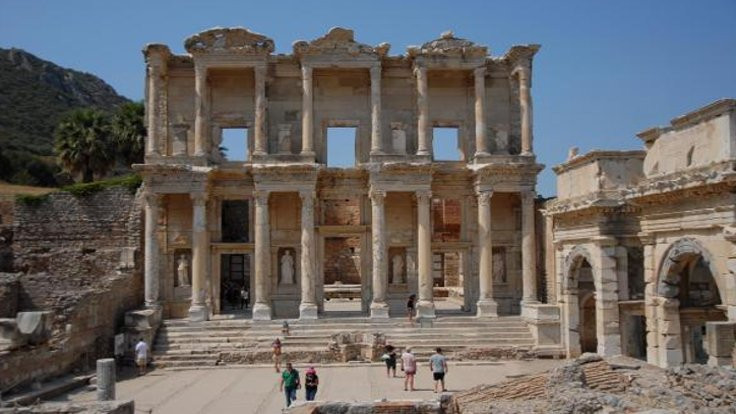 Bakanlık 100 yıllık Efes kazılarını durdurdu