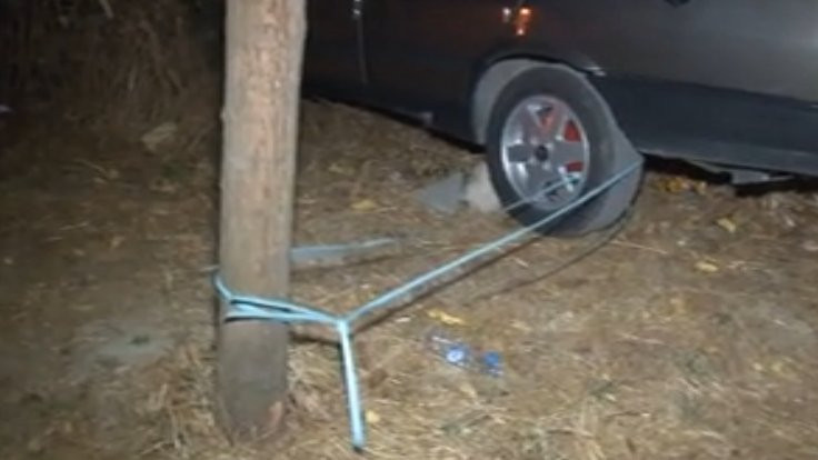 Polis, otomobili iple ağaca bağlayarak durdurdu