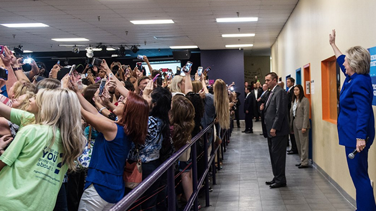 Selfie çağı: Hillary Clinton’ı gören arkasını döndü