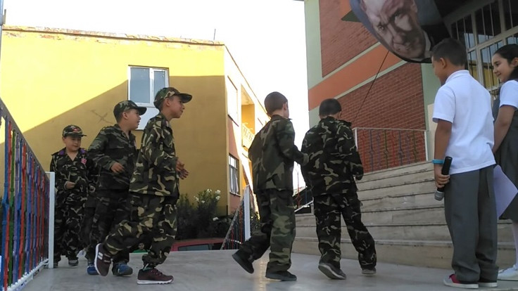 Okulun ilk günü asker üniformalı çocuklara 15 Temmuz gösterisi yaptırıldı