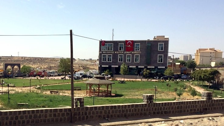 İdil Belediyesi'ne kayyım atandı, Türk bayrakları asıldı