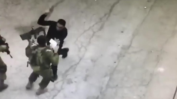 İsrail askerini bıçaklamaya çalışan Filistinli öldürüldü  
