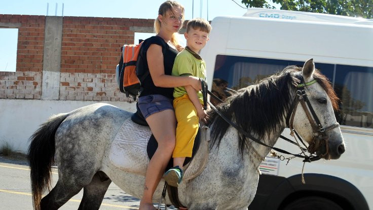 Oğlunu okula atla götürüyor