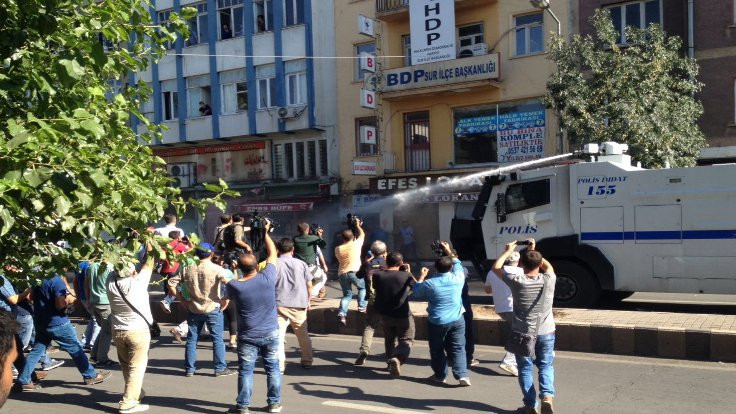Diyarbakır'da vekillere TOMA'lı müdahale