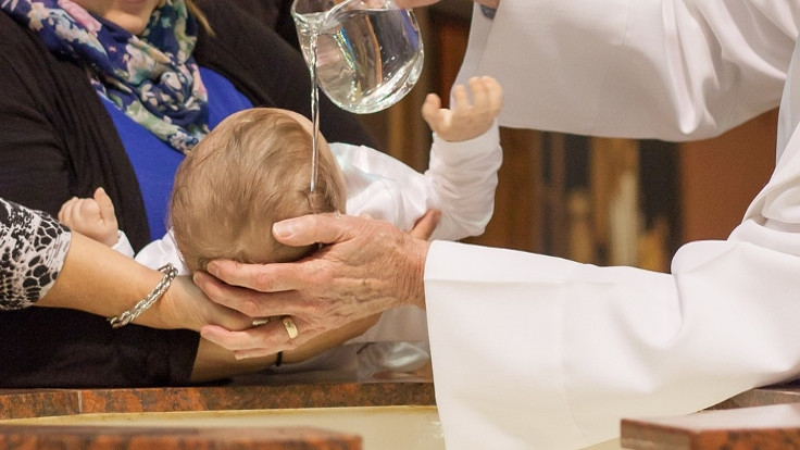 Zorunlu din dersi için vaftiz şartına tepki