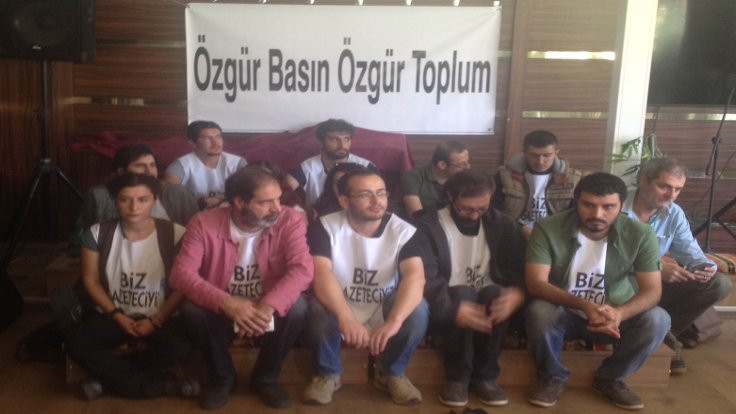 Diyarbakır’da gazeteciler oturma eylemi başlattı