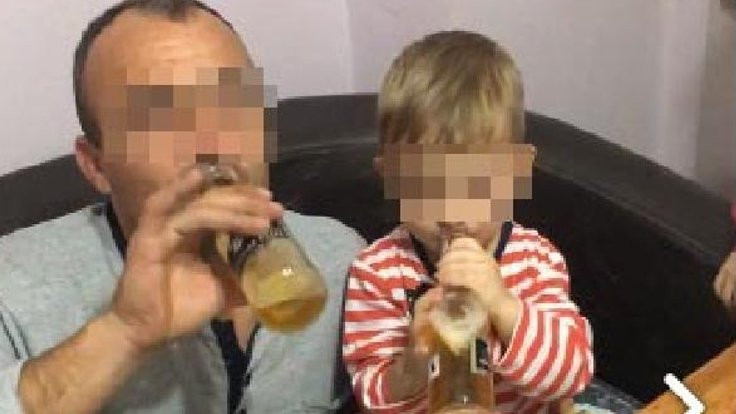 Küçük çocuğuna bira içirdi, paylaştı