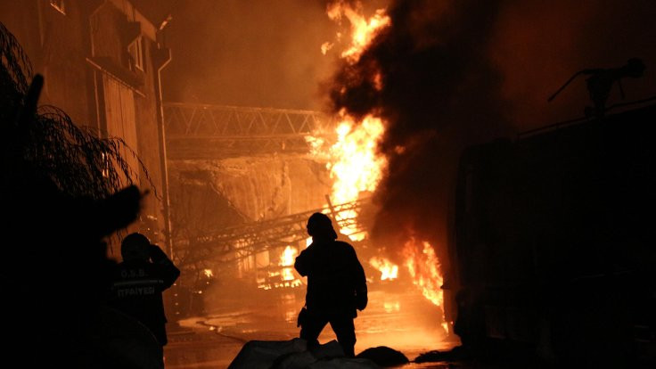 Gaziantep'te fabrika yangını: 7 itfaiyeci yaralandı