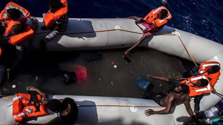 Göçmenleri taşıyan bot battı: 90 kişi kayıp
