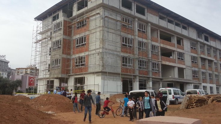 Okul inşaatından düşen işçi öldü  