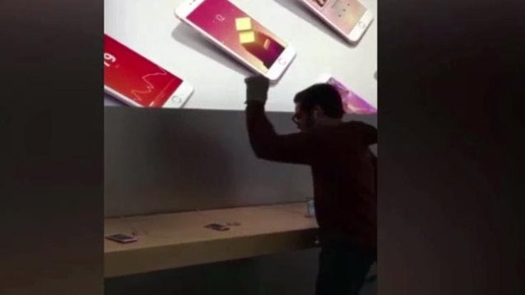 Apple Store'da tüm iPhone'ları parçaladı!