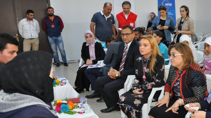 Lindsay Lohan Gaziantep'te mültecileri ziyaret etti