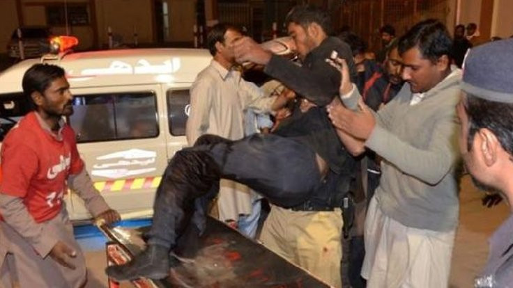 Pakistan'da polis akademisine baskın