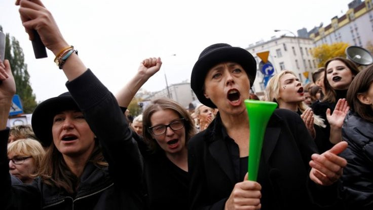 Polonya'da kürtaj yasası geri çekildi