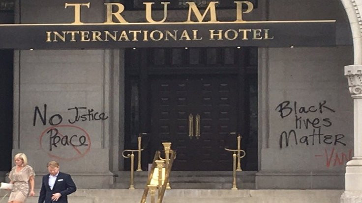 Trump'un kapısına 'siyah' yazı