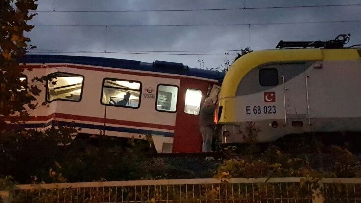 Sakarya'da iki tren çarpıştı